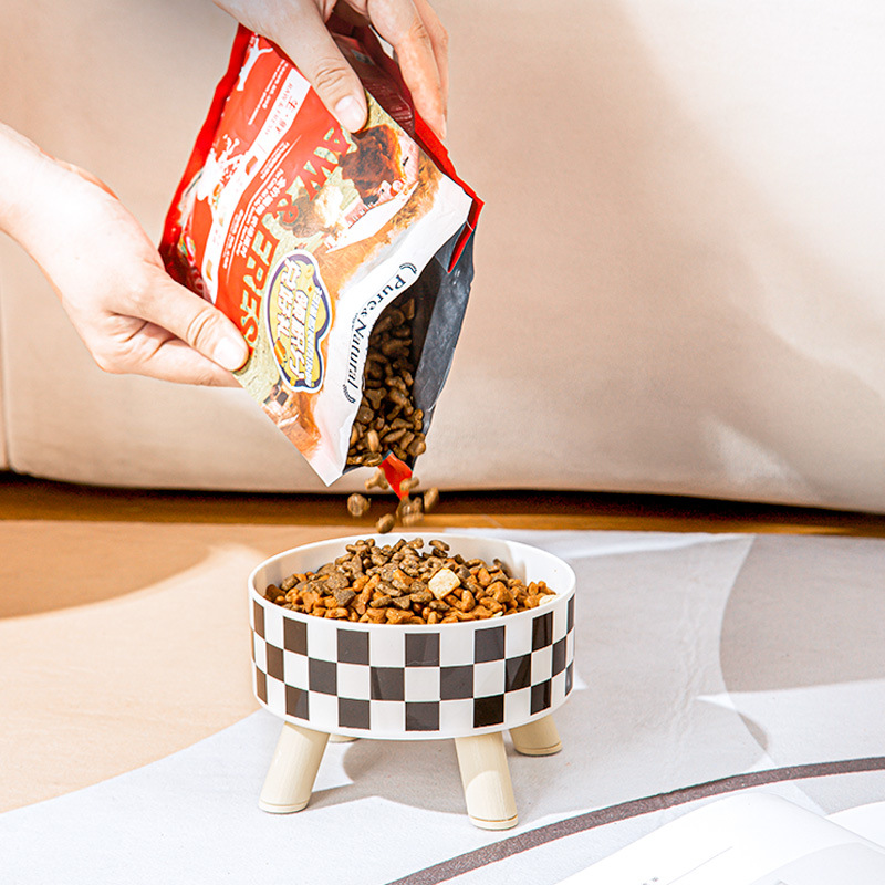 En caja simple tazón para perros de acero inoxidable antidetonante tazón para mascotas de cuatro patas tazón de plástico para gatos cuenco de lunares soporte de pierna alta protección para el cuello