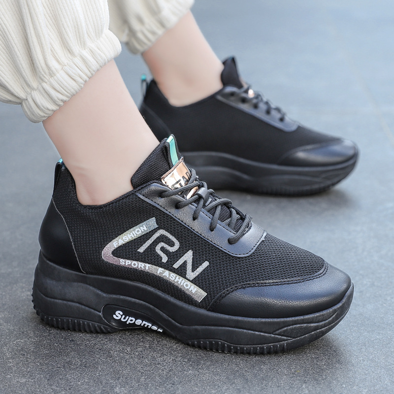 Zapatos casuales de mujer para otoño, zapatillas blancas transpirables de punto con suela gruesa, a la moda, para exteriores, versión coreana, con aumento de altura, venta al por mayor.