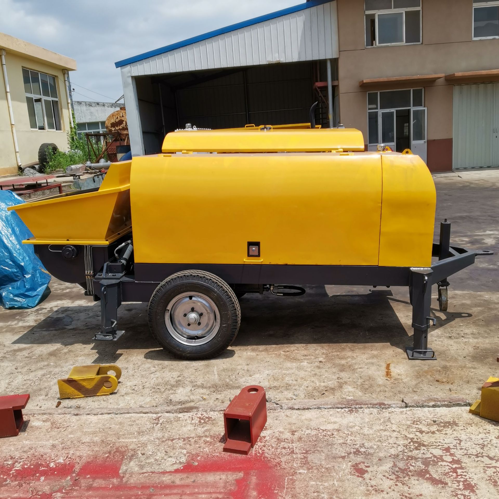 混泥土机子 40机 送80米高大坝 40的泵机 石子直径允许4公分 地泵