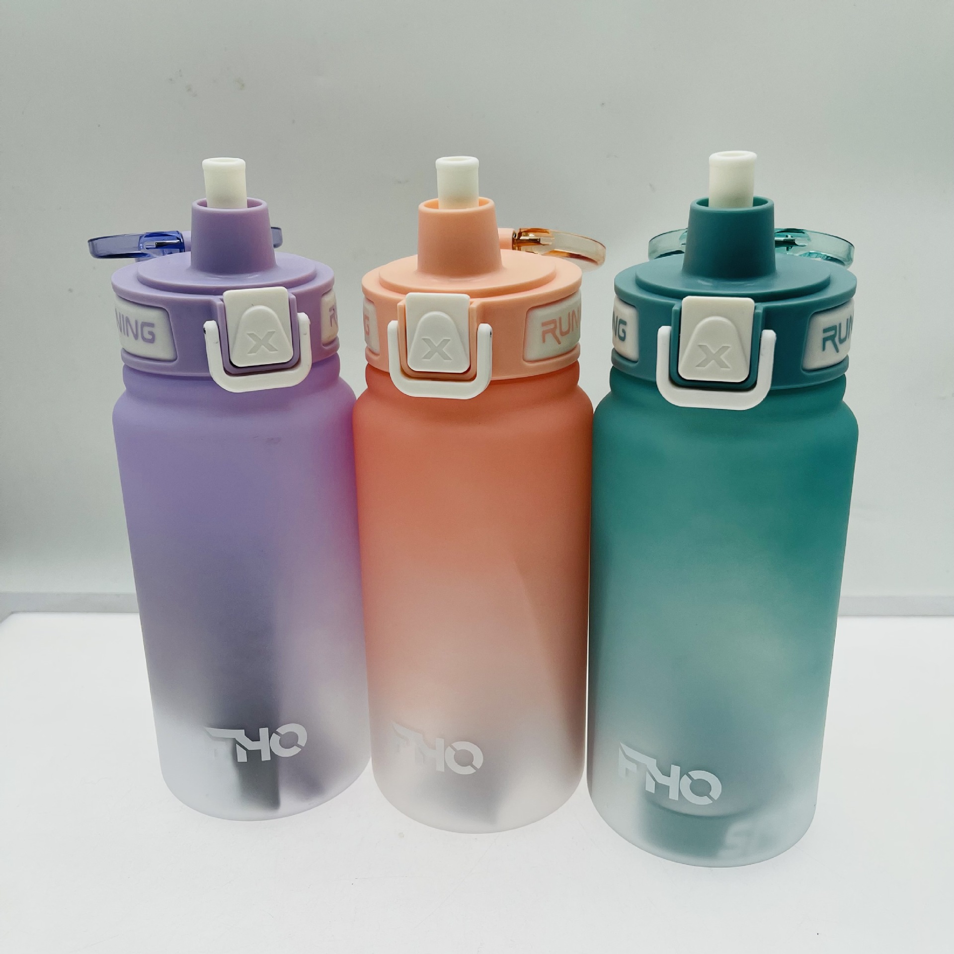 Yichang 8711 Comercio exterior gradiente plástico taza de agua 950ml gran capacidad deportes al aire libre mango espacio al por mayor