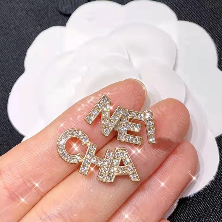 Golden asymmetrical sophisticated earrings with letters