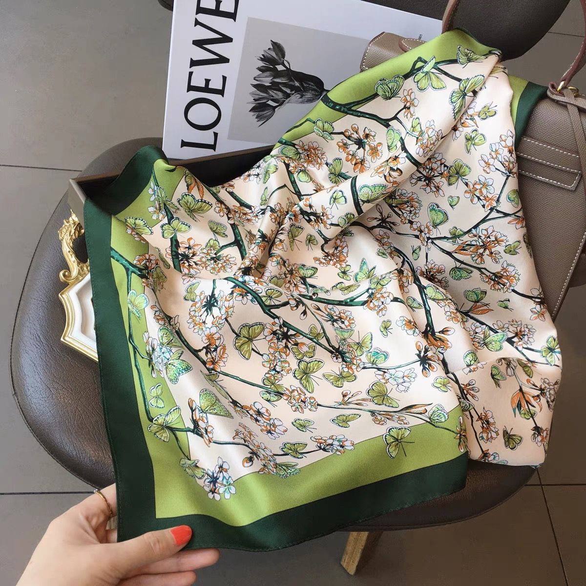 70cm pequeña toalla cuadrada primavera y otoño universal sensación de alto nivel de seda simulación bufandas de seda para mujeres con camisa de decoración profesional bufandas de cuello