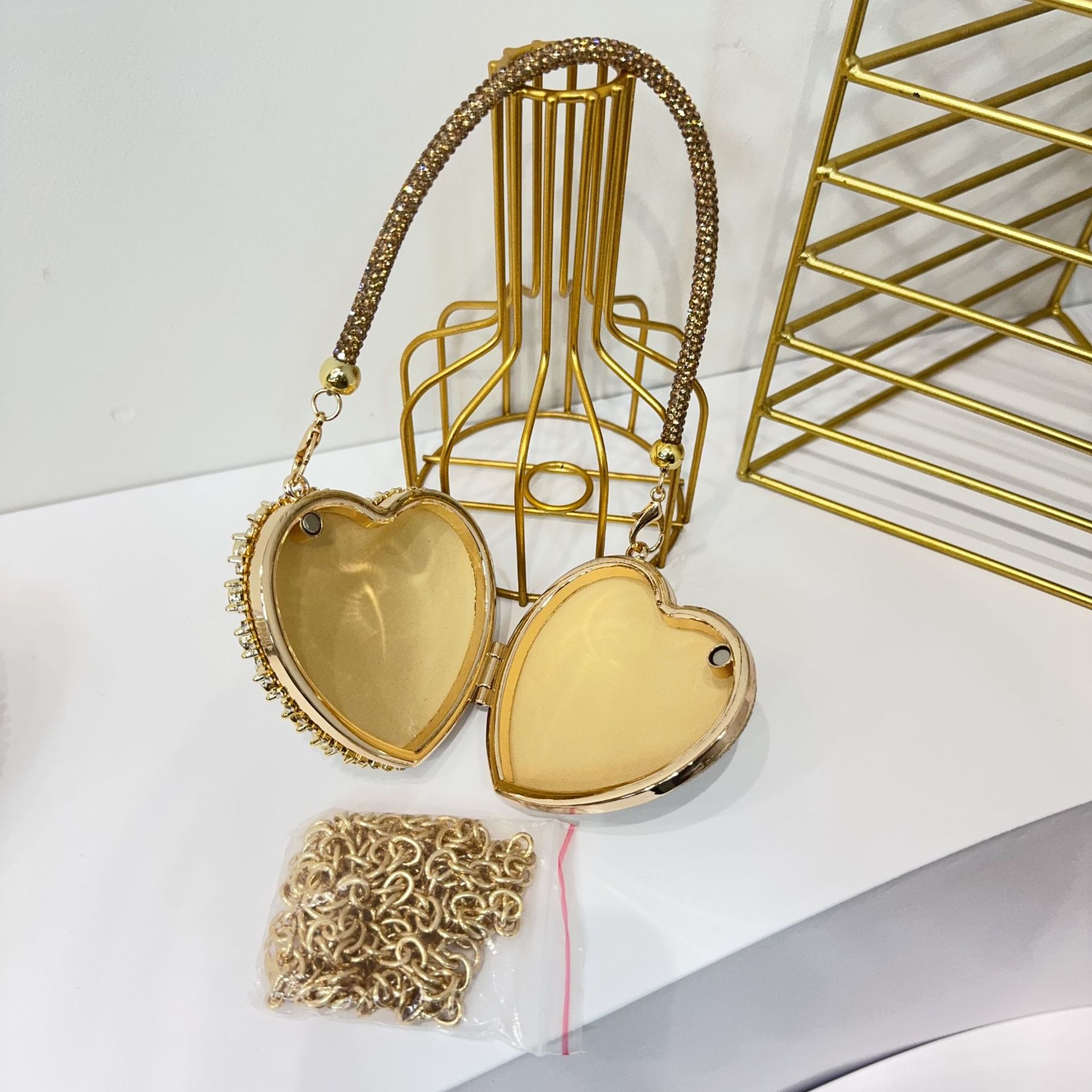 240g Weight Magnetic Buckle Closure Type Single Shoulder Strap Strap Type Shoulder Bag Bags Type Party Occasion Acrylic Material Women's Backpack Backpack Heart Shape Pattern All Seasons Season Women's Gender Elegant Style Heart-shaped Shape Arylic Heart Shape Heart-shaped Evening Bags 8