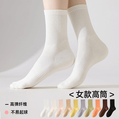 靴下の女性の中で長い筒の秋冬の綿の靴下のキャンディーの色のゴムの筋の白黒の高い筒の防臭の骨のない靴下の女性のスポーツの靴下