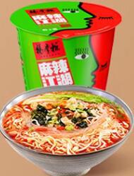 楊主の番頭の優れたラーメンの粉の麺の野菜の卵の広い粉の金のスープの肥えた牛の多い味の桶はインスタント食品の量の大きい特恵に便利です。