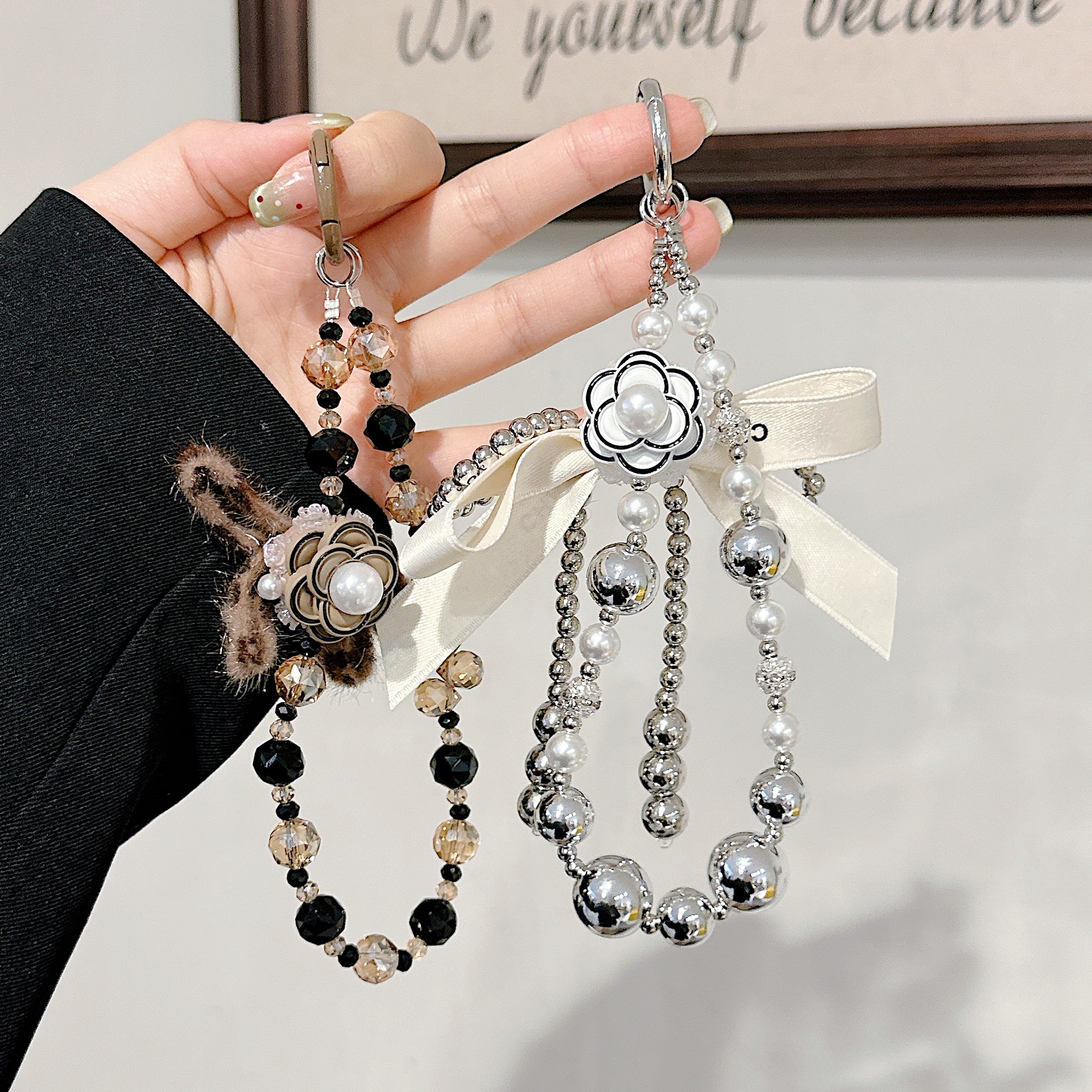 Cadena para colgar para teléfono móvil de alta gama hecha a mano de boutique, cadena para colgar para camelia de lujo ligero, cordón para teléfono móvil de moda, cadena corta/colgante