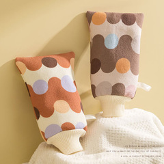 厚手の丸い模様のお風呂タオルの下で泥を浴びてお風呂タオルを洗います。