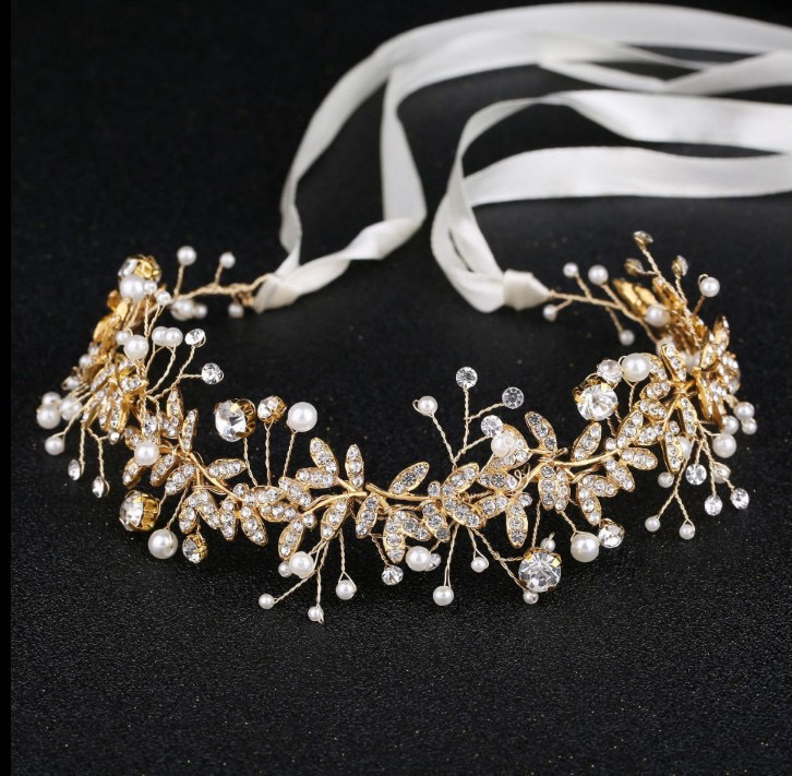 Coroa de noiva com flores brancas e véu de pérolas para cabelo_voghion.com