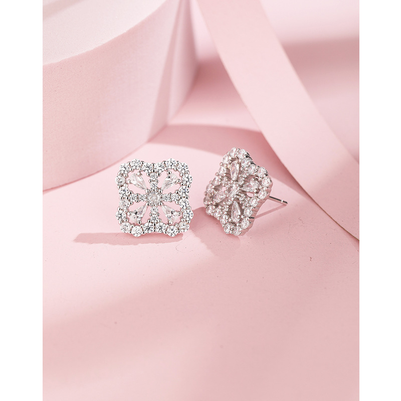 Pendientes de trébol de diamante completo para las mujeres 925 plata esterlina Luz de lujo de alto grado nicho diseño elegante pendientes de flores