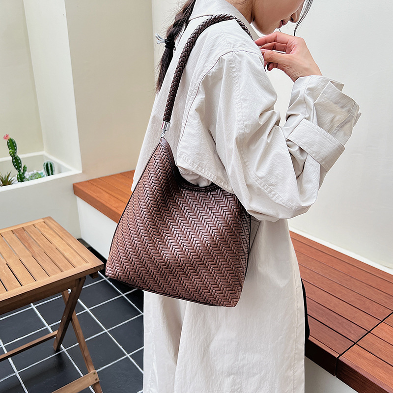Transfronterizos retro bolsas de cubo de gran capacidad 2025, otoño y invierno nuevo sentido de alta calidad tejido bolsas de brazo de mujer de viaje al hombro
