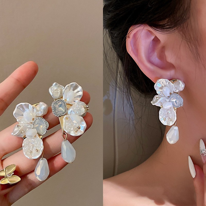 Pendientes de perlas con borla de flores de alta calidad con aguja de plata Pendientes de todo fósforo de moda francesa de nuevo estilo Pendientes de alta calidad de lujo ligero