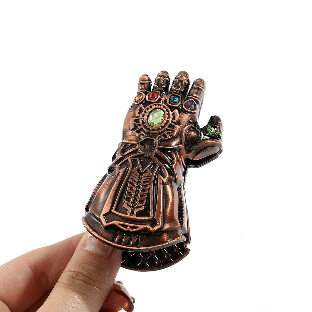 Mano Destruyendo el Bronce Antiguo