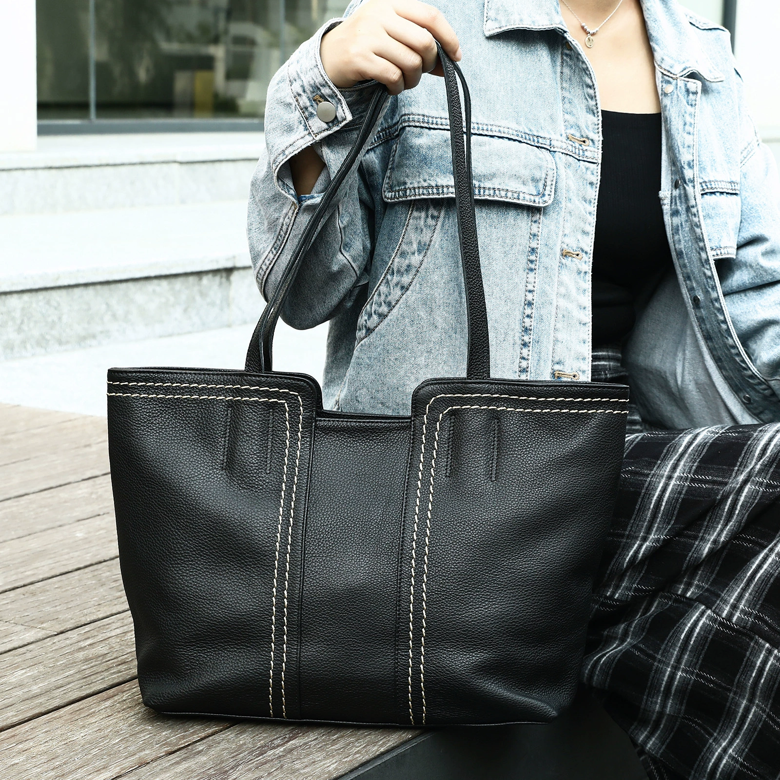 Capacious Capacious shoulder bag? The input: 玛轮特 Capacious shoulder bag, leather one-shoulder bag, genuine leather, high-end – Translate accurately: "Рамная?" This is 