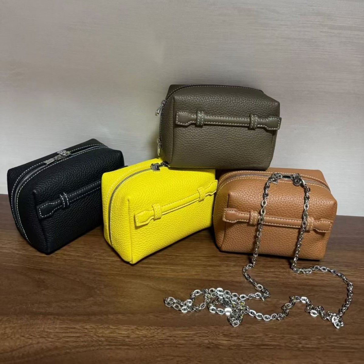 Genuine leather chain crossbody bag, light luxury Chanel-style mini storage bag, fashionable and large-capacity makeup bag for going out.