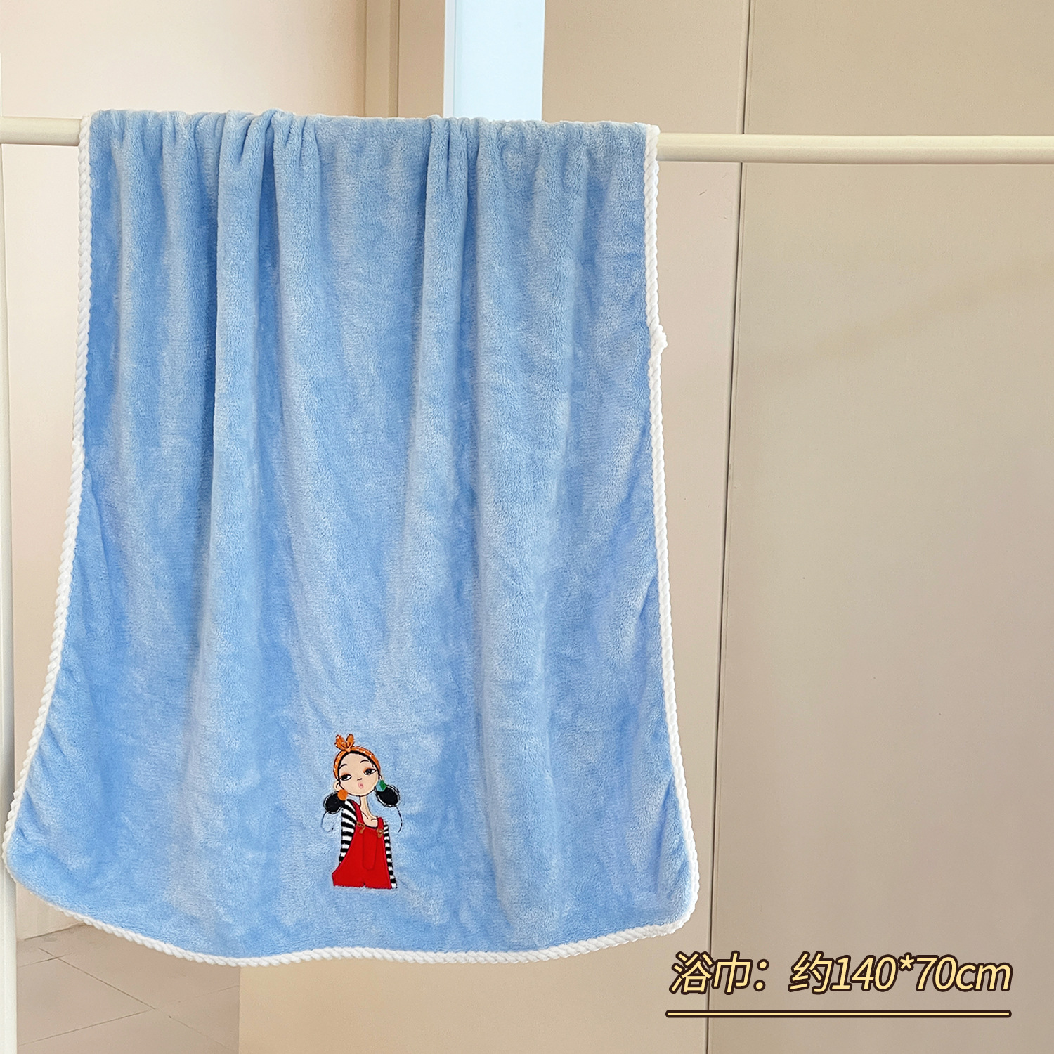 En verano, el hogar absorbe agua y se seca rápidamente. Se puede usar. Se puede envolver en una toalla de baño.