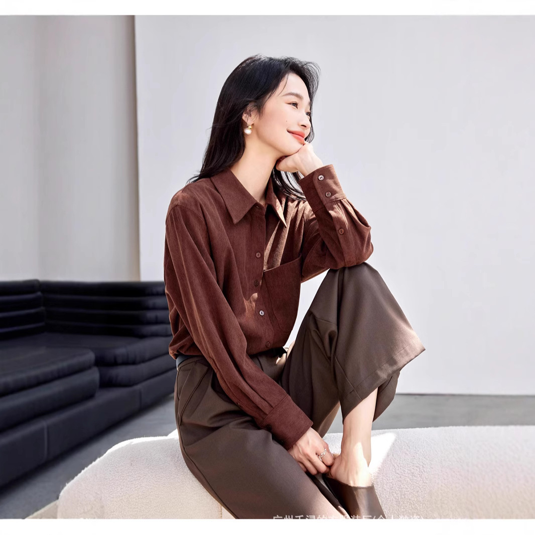 간단한 MAILLARD 스타일 다크 브라운 벨벳 따뜻한 셔츠 여성의 2024 가을과 겨울 긴 소매 캐주얼 우아한 통근 탑