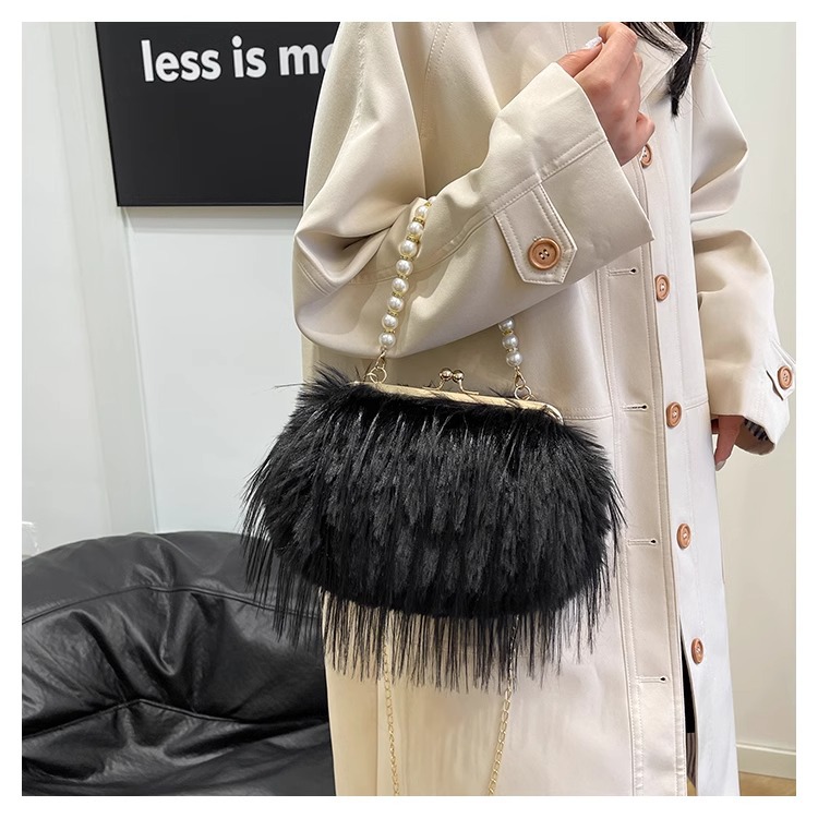Women's Exquisite furry plush bag messenger bag autumn and winter plush bag pearl chain handbag_voghion.com