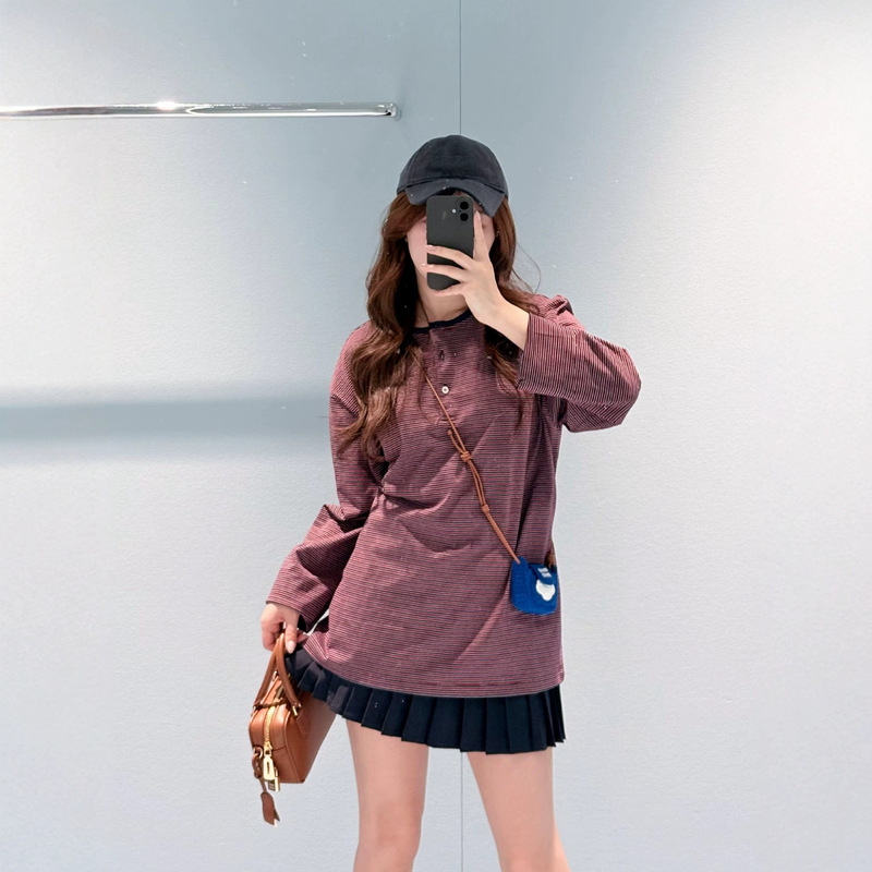 2026 Fall/Winter MIU Miu 603 Striped Buttoned Henley Collar Wine Red Long Sleeve T-Shirt for Men and Women 2026 Fall/Winter MIU Miu 603 Striped Buttoned Henley Collar Wine Red Long Sleeve T-Shirt for Men and Women