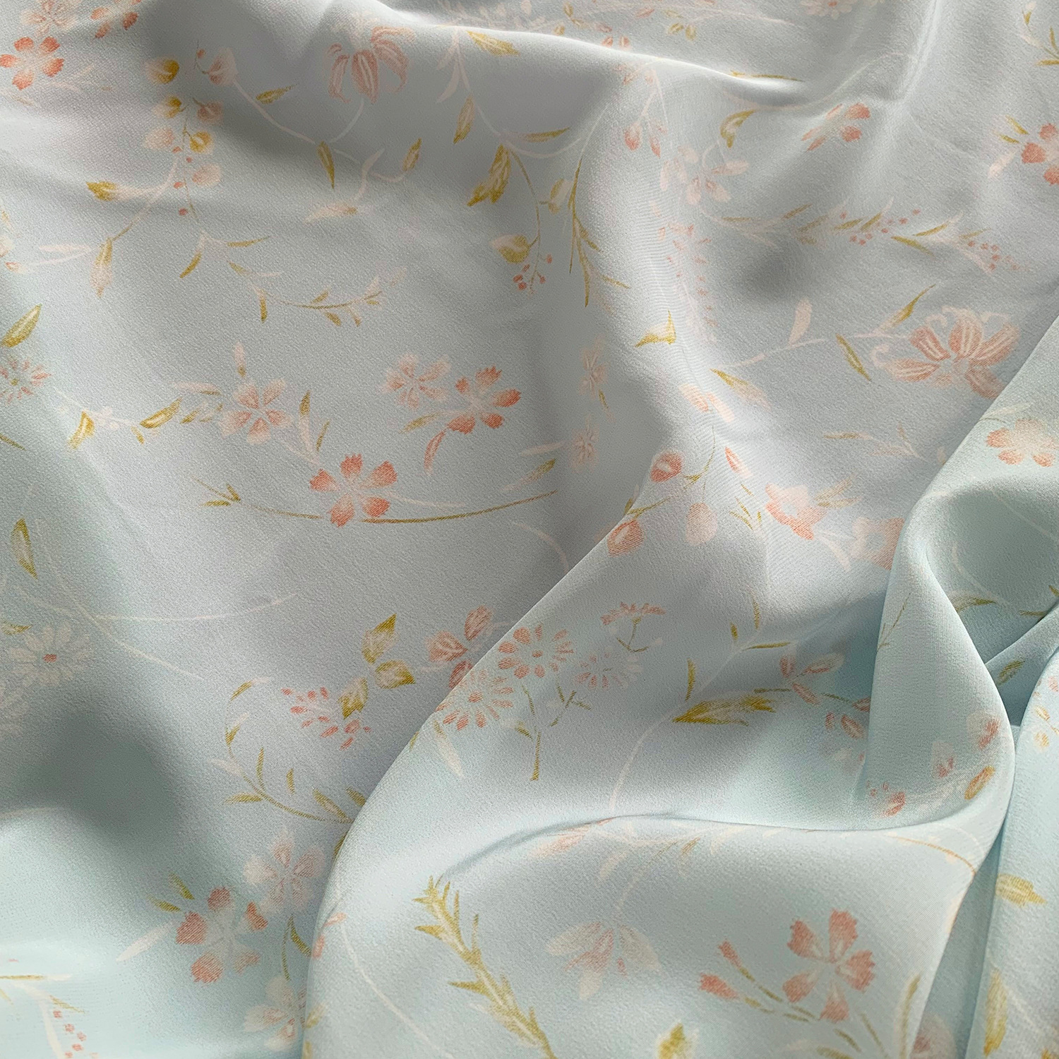 真丝混纺重绉印花布料浅蓝草花纹再源复刻正绢汉服连衣裙旗袍辅料