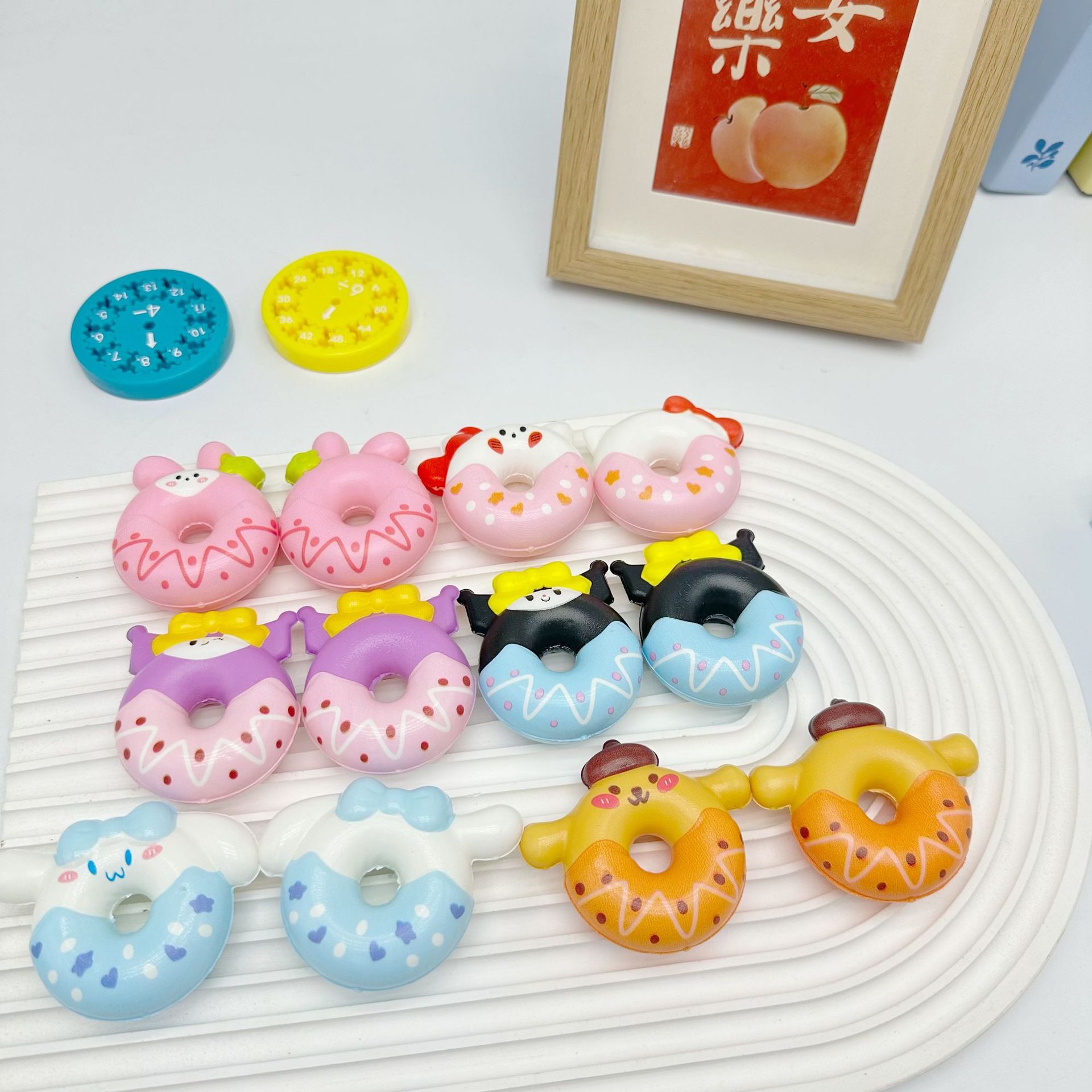 Juguetes blandos de donut para niños, populares juguetes pequeños antiestrés en caja sorpresa, venta al por mayor.