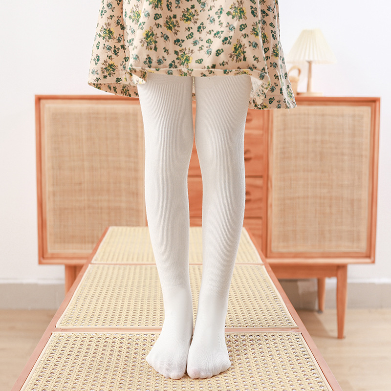 春と秋の子供の滑り止めのズボンの靴下の綿の純色の縦縞の女の子のズボンの外は白いダンスの靴下を着て卸売りします。|undefined