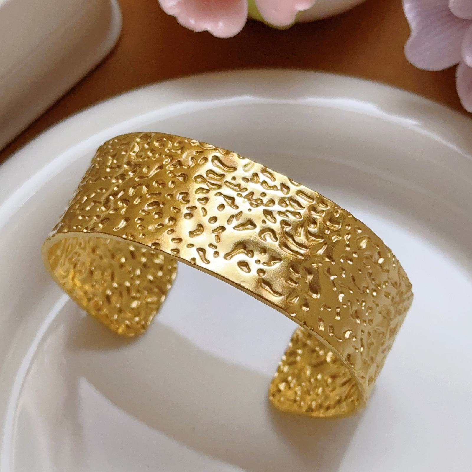 Europa y los Estados Unidos retro patrón irregular de geometría hueco pulsera de acero inoxidable pulsera de moda de moda personalidad pulsera de mujer