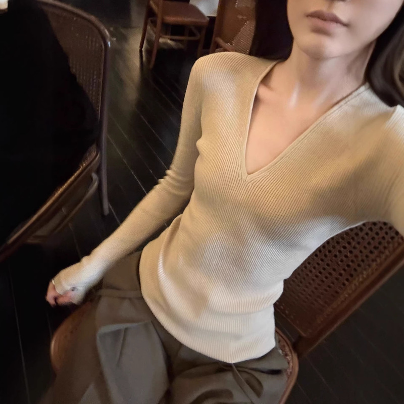 Cream-Colored V-Neck Knit Sweater, Slim Fit, Versatile, Flattering, Suitable as an Inner Layer, Tight-Fitting Cashmere Sweater