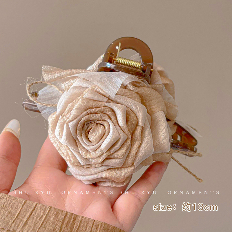 1#Pinza para el cabello con forma de garra, color beige, con rosas secas.