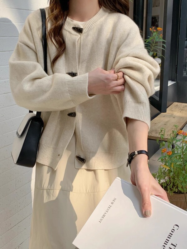 花卡色气质高级感牛角扣毛衣开衫女2025新款韩系宽松百搭针织外套|undefined