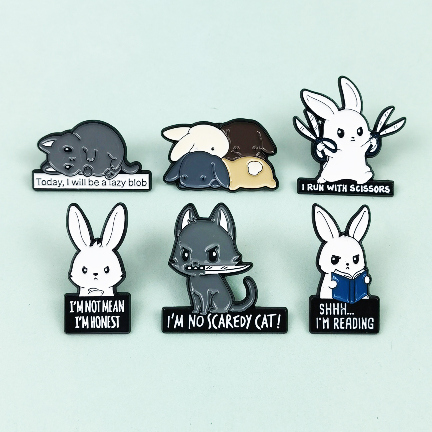 Broches creativos con letras inglesas de dibujos animados, insignias metálicas con forma de animales y accesorios decorativos personalizados para mochilas.