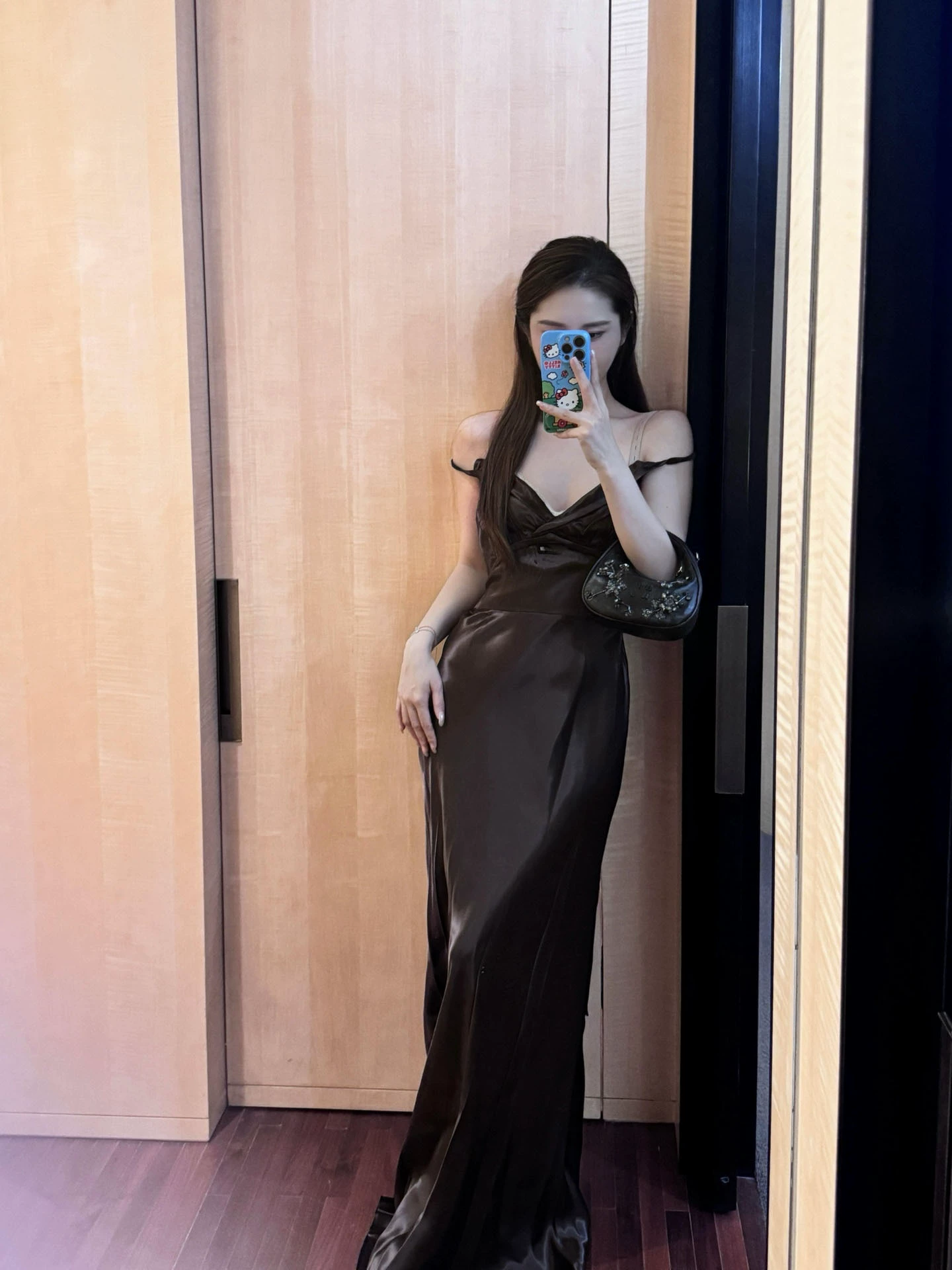 2025 осень-зима новая продукция Miu Nanyou Factory Темперамент Лайт-люкс светский интеллектуальный Галстук-бабочка V-образный вырез подтяжки длинная юбка
