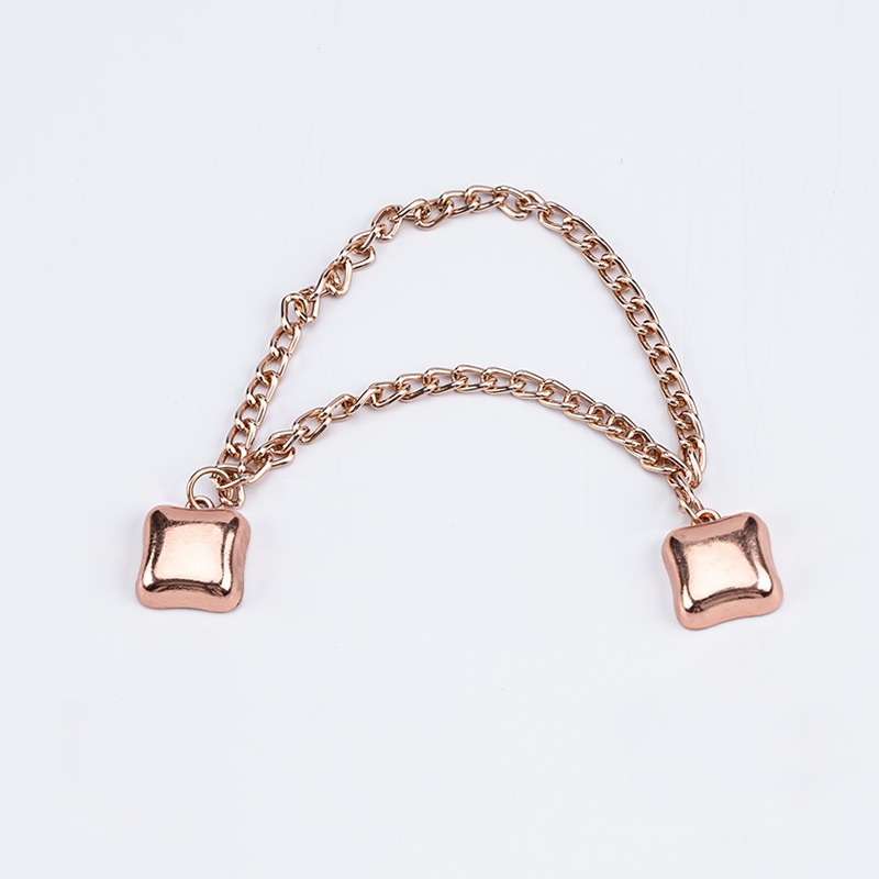 チェーンの磁気はズボンの足を引きずることを防ぎます。金属の磁気は袖口を固定します。