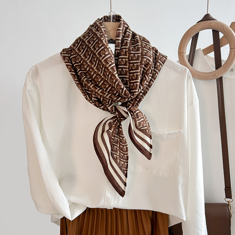 Bufanda paralela Bufanda de temperamento de moda de primavera y otoño para mujer Bufanda de seda de imitación Bufanda paralela impresa de disposición repetida de alta calidad