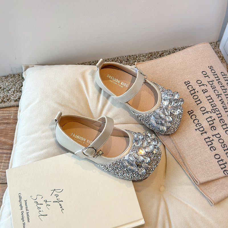 Zapatos de cuero para niñas 2025 primavera y otoño nuevos zapatos de espectáculo infantil para niñas zapatos de arco suaves zapatos de diamante princesa de moda