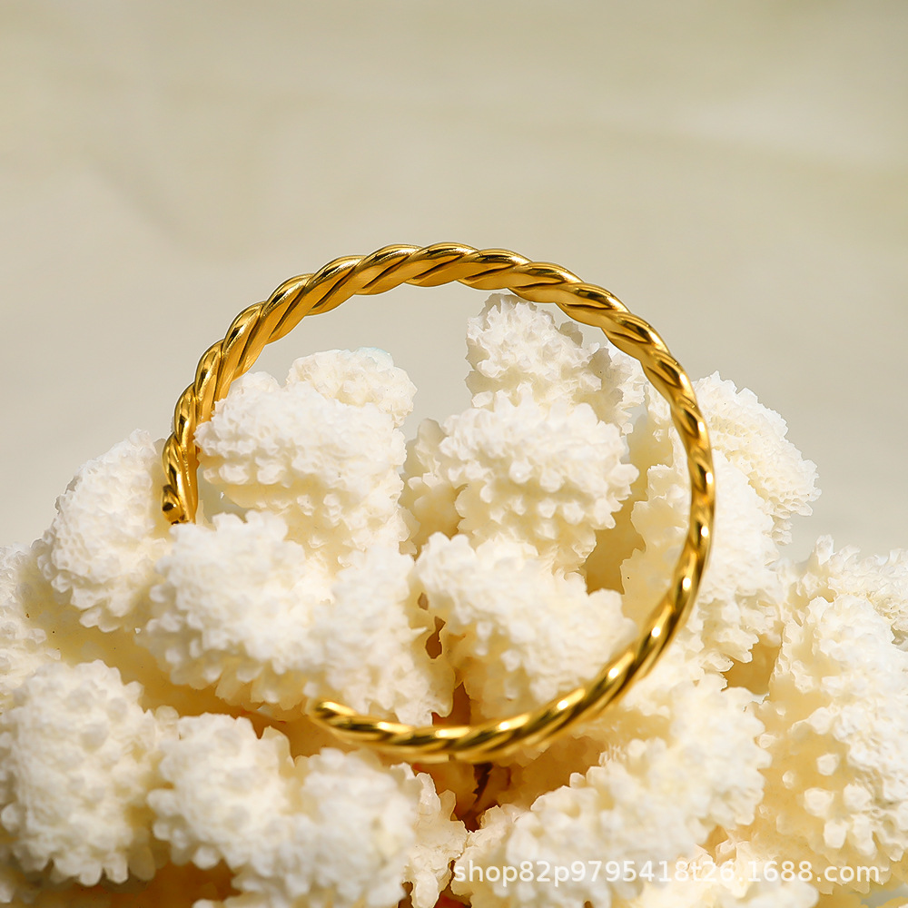 Ins pulsera de apertura de giro tejida en forma de C de galvanoplastia de oro real de acero inoxidable simple de todo fósforo transfronterizo decolora e impermeable