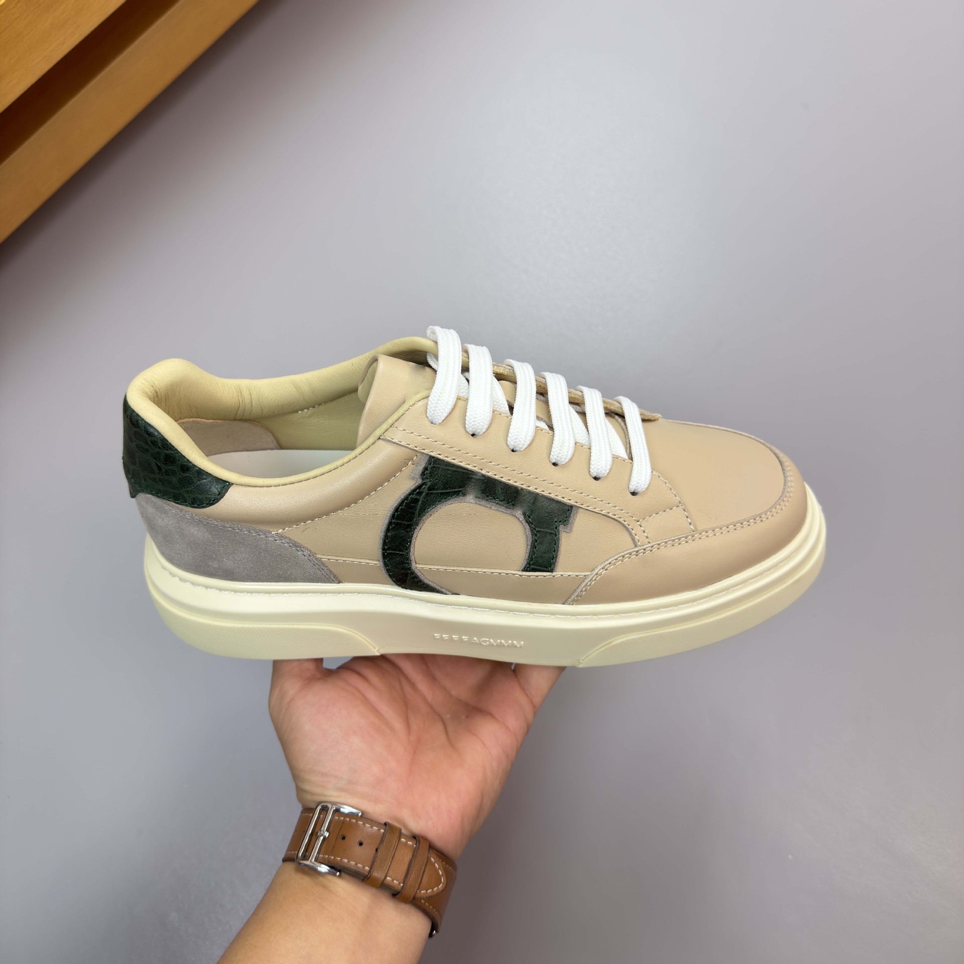 Estación europea clásica de cuero de vaca de hombre color deportivo pequeño zapato blanco cordón casual zapato de skate plano de altura baja moda versátil