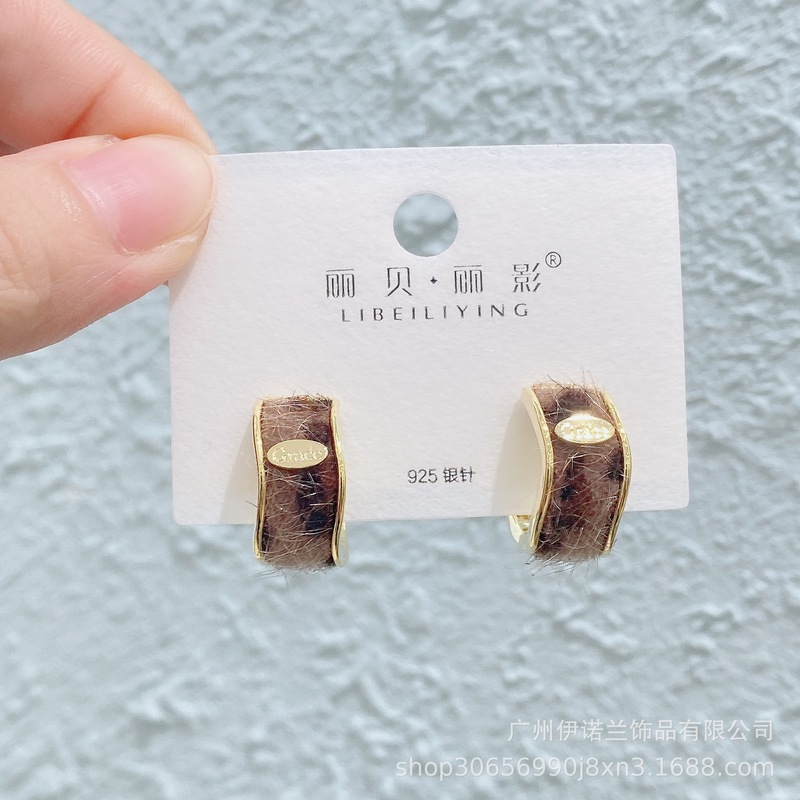 丽银/丽贝丽影早秋新款豹纹马毛系列棕色耳环几何造型925银针耳饰|undefined