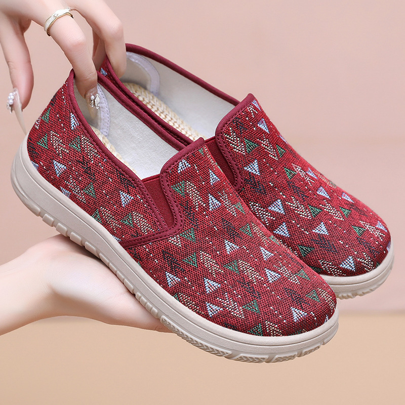 Zapatos de mujer de verano nuevos zapatos transpirables suelos suaves no cansados zapatos de madre un pedazo de zapatos de tela viejos de Beijing mujeres