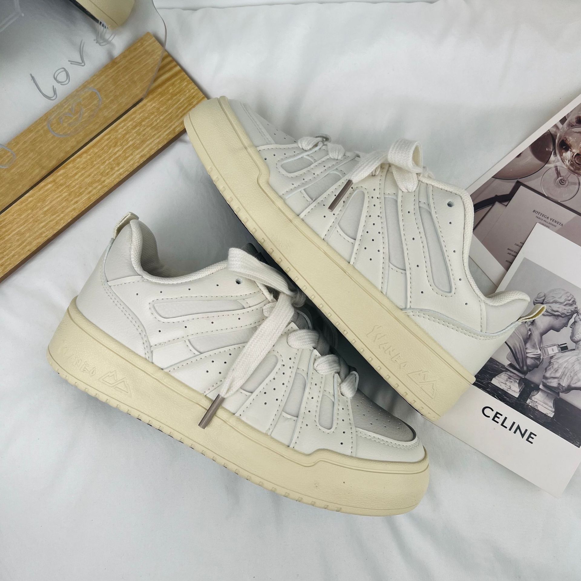 Estilo coreano estudiante versátil zapatillas de deporte de las mujeres nuevo bajo-top deportes zapatos de lona casuales zapatos de mujer estilo de Hong Kong transpirable zapatos de moda plana