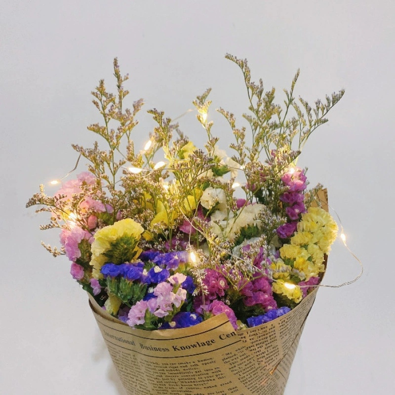 Упакованный букет цветов незабудок, упаковка сухих цветов, небольшое свежее украшение, подарок на день рождения для учителей, друзей и влюбленных.