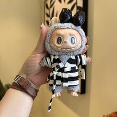 黒いリボンを着てストライプのバスローブを着た面白くてかわいいラブブ、ぬいぐるみの小さなモンスター、新しいスタイルのトレンディなおもちゃ
