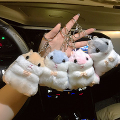 かわいいハムスターのキーチェーンを並べて、人形のぬいぐるみの卸売りをします。