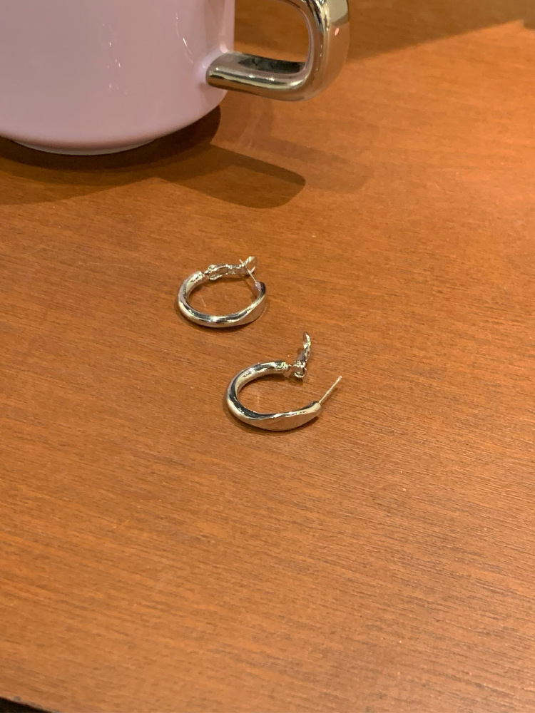Orecchini a clip minimalisti cerchio donna gioielli design eleganti_voghion.com