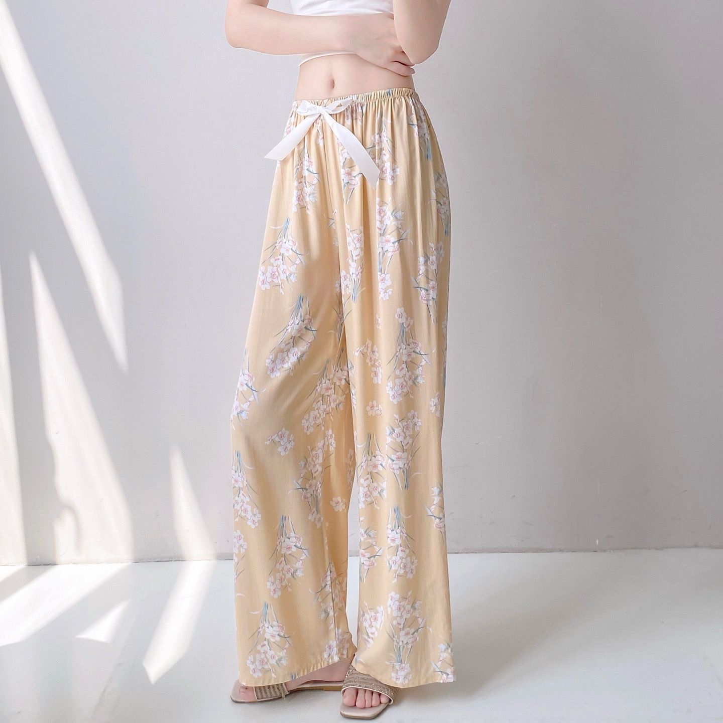 노란색 클러스터 손 꽃