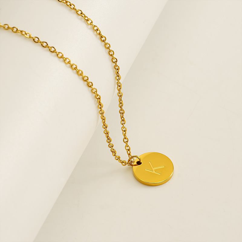 Europa y los Estados Unidos venta caliente alta sensación de colgante de letras de acero inoxidable collar de oro de acero titanio inglés al por mayor cadena clavícula