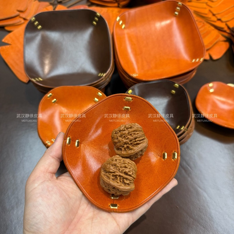 厚い牛革の文は手をつないでクルミの収納皿の宝石のトレーの本革のパイプの目を覚ます草の皿のデスクトップの収納皿を遊びます。|undefined
