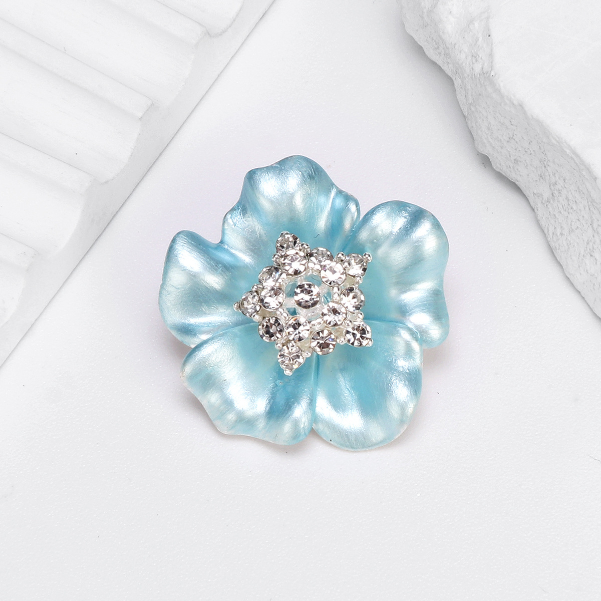 Broche camélia en émail élégante, à la fois tendance, simple, sophistiquée et raffinée._voghion.com