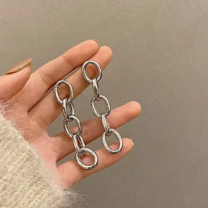 Anillo de metal francés aretes de anillo simple aretes de aretes nuevos estilos de estilo estilo estilo estilo de diseño de nicho temperamento único aretes de mujer cara pequeña