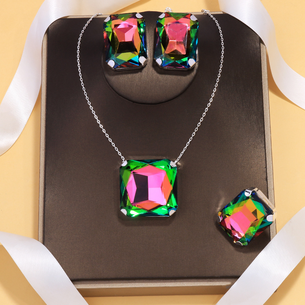 Transfronterizo venta caliente cuadrada conjunto de joyería alta sensación de tres piezas de diamante cadena clavícula pernos de orejas conjunto de joyería femenina