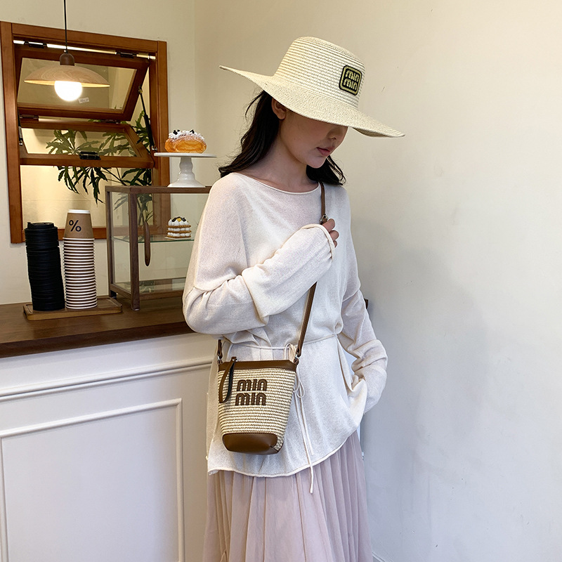 Bolso de teléfono móvil tejido de paja de color de contraste de moda para mujer 2025 nuevo bolso de cubo de primavera de moda bolso diagonal de un solo hombro para mujer